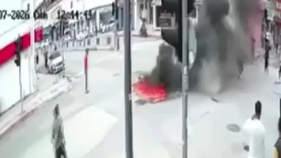 Çarşının ortasında dehşet! Üzerine benzin dökerek kendini yaktı
