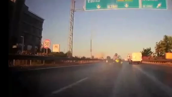 Dökülen yağ yolu buz pistine çevirdi! Motosiklet sürücüsü metrelerce sürüklendi