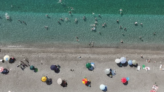 Termometre 31, deniz suyu 30 derece: Sahiller doldu taştı!