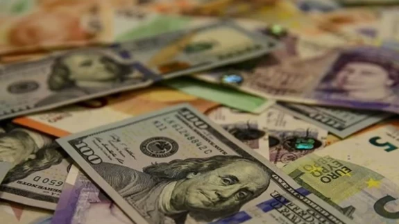 Dolar yükseldi, avro geriledi!