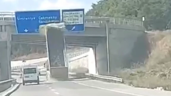 Açık kalan dorse üst geçide çarptı