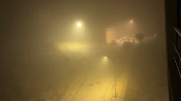 Zirve beyaza büründü, şehir sise gömüldü