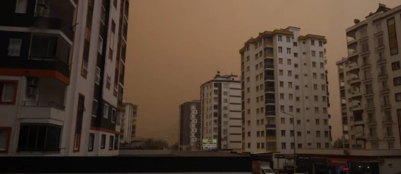 Çöl tozu sağanakla çamura döndü! Öğrenciler ve araçlar zor anlar yaşadı