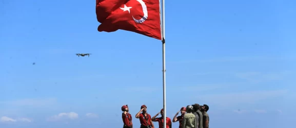 Spil Dağı'ndaki Türk bayrağı 15 Temmuz dolayısıyla yenilendi