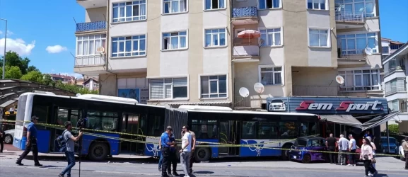 Ankara'da korku dolu anlar! EGO otobüsü iş yerine daldı