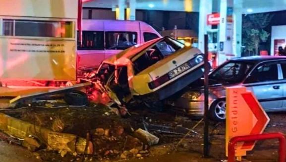 Akaryakıt istasyonunda feci kaza