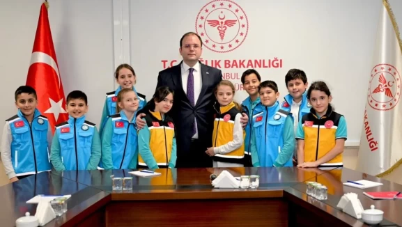 İstanbul İl Sağlık Müdürlüğü'nde 23 Nisan değişimi! 4. sınıf öğrencisi Ada Atkaya koltuğa oturdu, ilk talimatını verdi