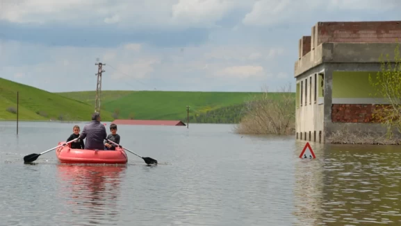 Diyarbakır'da baraj kapakları açıldı: Köyü su bastı!