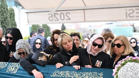 Cemiyet hayatını yasa boğan kayıp! İpek Toplusoy’un 10 yaşındaki kızı Selin Toplusoy son yolculuğuna uğurlandı