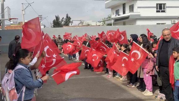 Şanlıurfa'da sevgi koridoru: Okula bayrak ve çiçeklerle gittiler