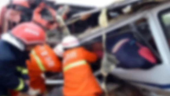 Yolcu minibüsü kamyona arkadan çarptı