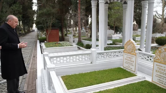 Cumhurbaşkanı Erdoğan, anne ve babasının kabirlerini ziyaret etti