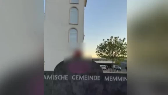 Caminin girişini kirletip kutsal sembolleri hedef aldılar