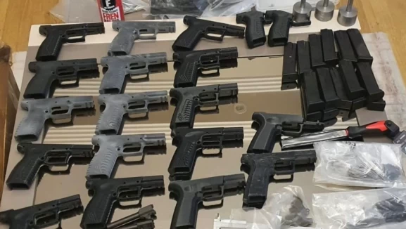 İzmir'de organize suç operasyonu: Cephanelik gibi adreslerden çok sayıda silah çıktı