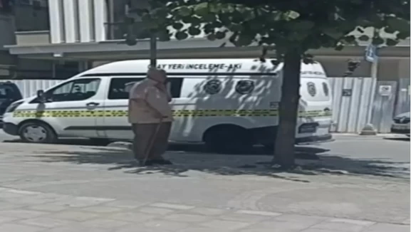 Küçükçekmece’de market sahibine silahlı saldırı: 3 kurşunla yaralandı