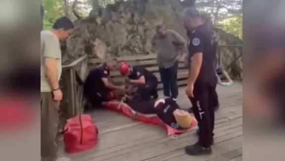 Bursa'da şelaleye düşen kadın için zamanla yarıştılar