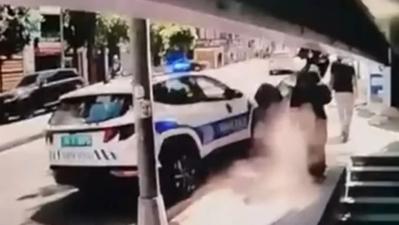 Fatih'te polis aracı motosiklete çarptı