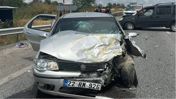 Edirne'de iki araç çarpıştı: 6 yaralı