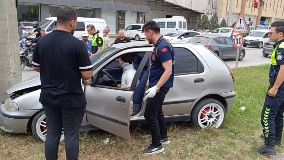 Kontrolden çıkan otomobil direğe çarptı