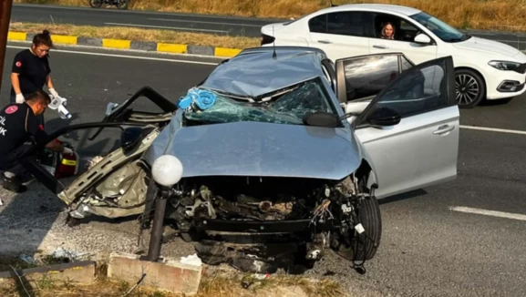 Kastamonu'da kontrolden çıkan otomobil menfeze devrildi