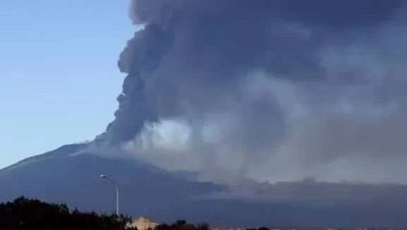 Etna püskürdü, uçuşlar askıya alındı