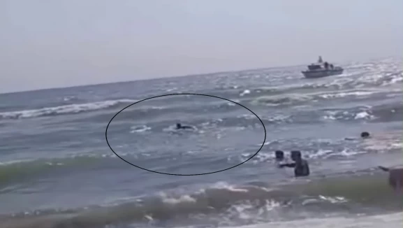 Dalgalara kapılan 2 kişi kurtarılırken 14 yaşındaki çocuktan acı haber geldi!