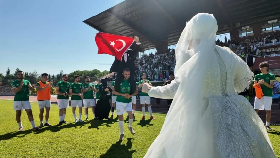 Gelinlik ve damatlıkla stadyuma koştular