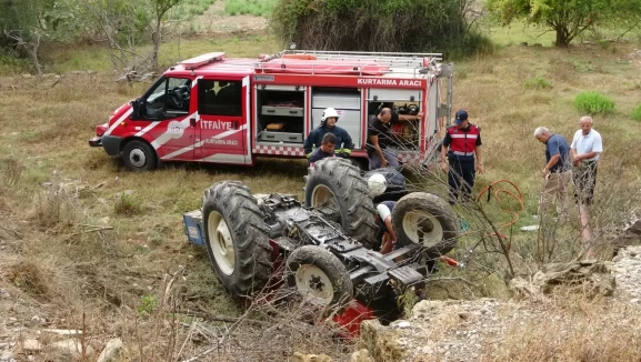 Antalya’da devrilen traktörün altında kalan öğretmen yaşamını yitirdi