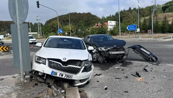 Bolu’da iki otomobil çarpıştı: Araçlar hurdaya döndü