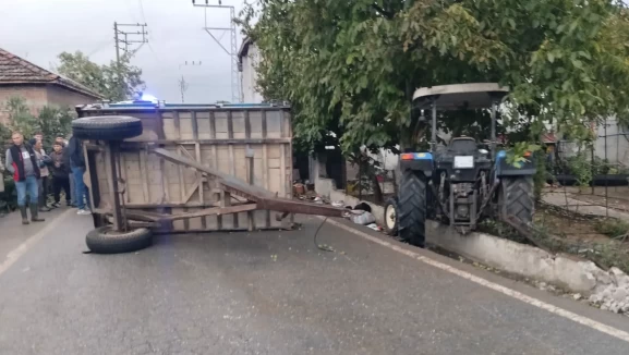 Balıkesir’de korkutan kaza! İşçileri taşıyan traktörün römorku devrildi, 23 kişi yaralandı