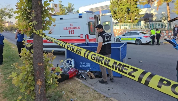 Gaziantep’te motosiklet ağaca çarptı