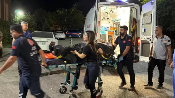 Adıyaman’da kontrolden çıkan otomobil kaldırımdaki gence çarptı