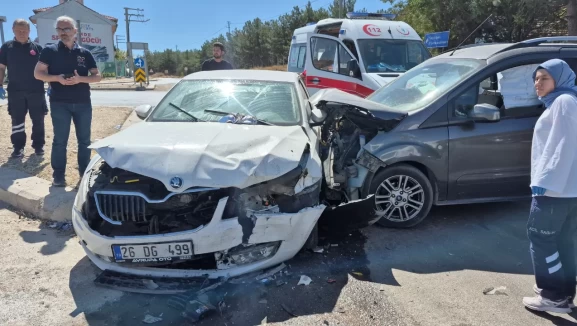 Eskişehir’de hafif ticari araç ile otomobil çarpıştı