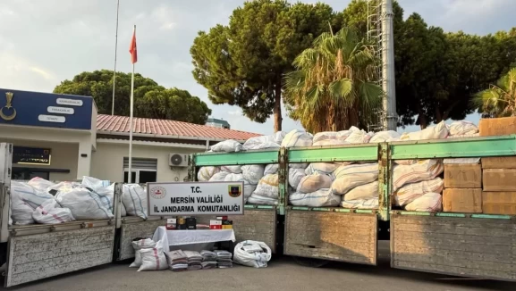 Mersin’de 50 milyon TL’lik kaçak giyim malzemesi ele geçirildi