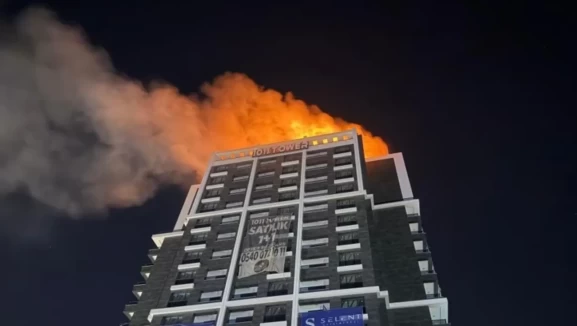 Ankara’da iş merkezinin çatısında yangın çıktı