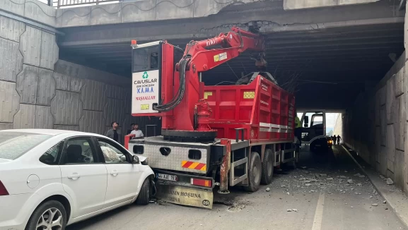 Malatya'da görünmez kaza! Seyir halindeki vinç köprüye otomobil vince çarptı