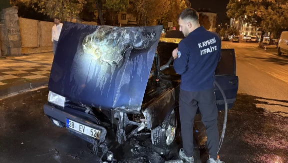 Kayseri'de seyir halindeki otomobil alev alev yandı!