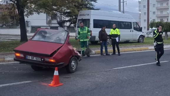 Niğde’de minibüsle çarpışan otomobil ikiye bölündü