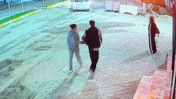 Adıyaman'da vicdan sızlatan görüntü! Cani kadın yemek yiyen kediye taşla vurdu