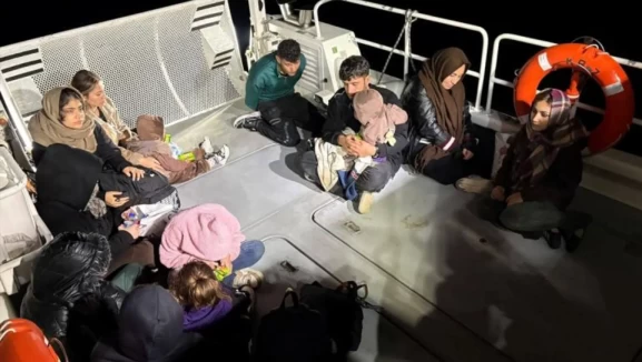 İzmir açıklarında 13 düzensiz göçmen yakalandı