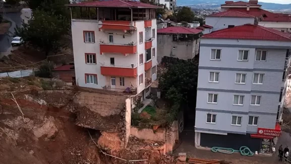 Kahramanmaraş'ta temel kazısı sonrası toprak kaydı! 2 bina boşaltıldı