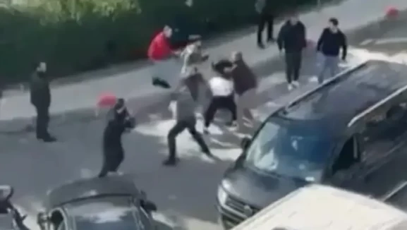 İstanbul'da yol verme tartışması kavgaya dönüştü! Tekme ve yumruklar havada uçuştu