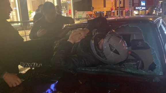 Düzce’de motosiklet sürücüsü otomobilin ön camından girdi