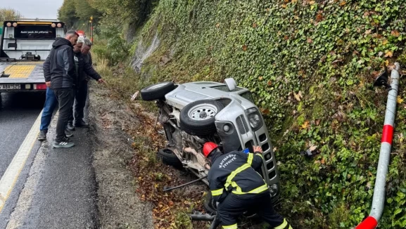 Bolu Dağı'nda korkutan kaza! Cip yol kenarındaki kanala devrildi