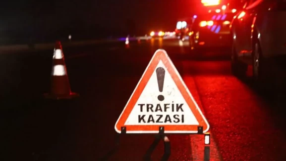 Çorum'da otomobil park halindeki araçlara çarpıp takla attı