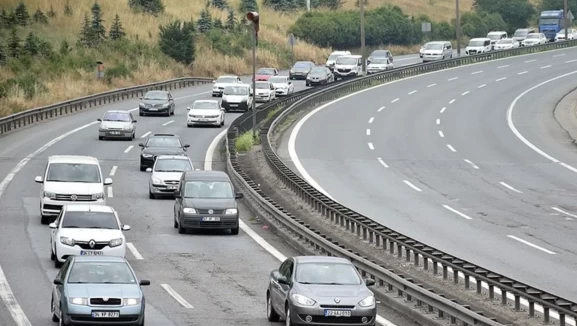 Otoyollarda hız sınırı düşüyor mu? 130 km sınırı kalktı mı, hız sınırı kaç oldu?