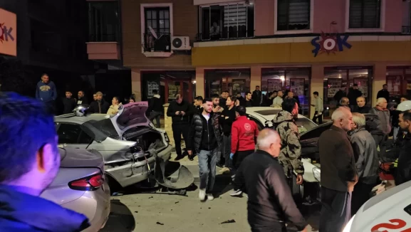 Çorum’da iki otomobil çarpıştı
