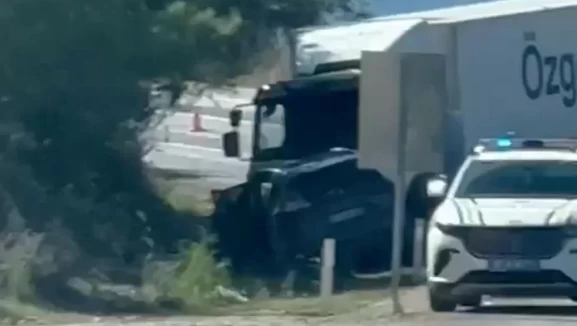 Kumluca'da ciple kamyon kafa kafaya çarpıştı: Çinli turist hayatını kaybetti