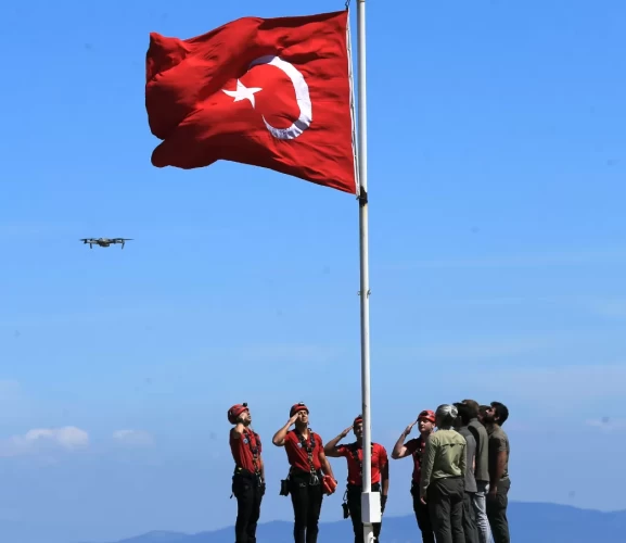 Spil Dağı'ndaki Türk bayrağı 15 Temmuz dolayısıyla yenilendi