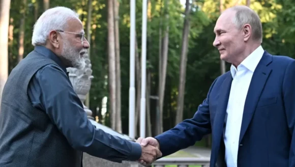 Modi, Putin’i Yeni Delhi’de resmi törenle karşıladı